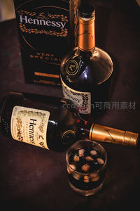 轩尼诗VS干邑白兰地组合静物：礼盒、酒瓶与冰饮杯