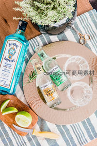 俯拍金酒与汤力水组合：蓝瓶 Bombay Sapphire 搭配 Fever-Tree 调饮摆盘