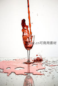 高速摄影捕捉红酒倾注瞬间，飞溅液柱与玻璃杯形成动态艺术
