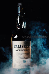 泰斯卡10年单一麦芽威士忌黑底烟雾环绕，冷峻光影彰显经典苏格兰风味