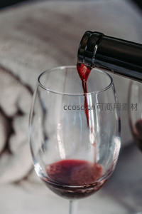 微距特写：深红葡萄酒缓缓注入高脚杯的优雅瞬间