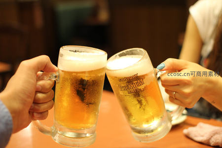 两人举杯碰杯，冰镇啤酒泡沫丰富，日式酒吧氛围温馨惬意