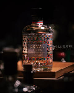 芝加哥手工金酒Koval Dry Gin微距特写，几何纹饰瓶身在柔光下熠熠生辉