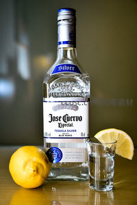 Jose Cuervo银标龙舌兰酒配柠檬角与小杯，经典墨西哥烈酒静物构图