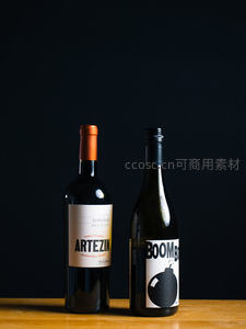  Artezin与Boom Boom葡萄酒瓶静物特写，深色背景凸显标签设计