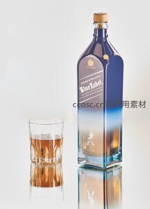 尊尼获加蓝牌威士忌瓶与水晶杯静物，渐变蓝瓶身映衬琥珀酒液