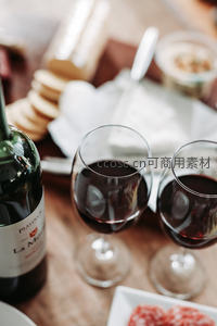 红酒品鉴时光：两杯赤霞珠配奶酪与火腿的优雅餐桌