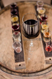 木桶上的葡萄酒品鉴套装：中央主杯与多款小样排列有序