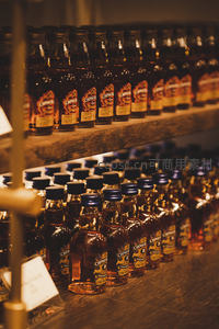 中式威士忌小瓶陈列：木质货架上整齐排列的 Chivas Mini 系列