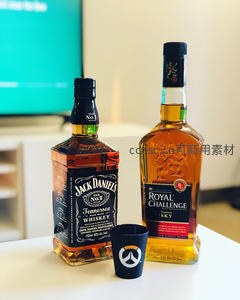 杰克丹尼与皇家礼炮威士忌静物特写，搭配守望先锋杯