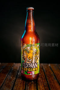 飞虎日光IPA啤酒瓶微距特写，水珠凝结木桌质感清晰