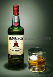 詹姆森爱尔兰威士忌瓶装与冰块特写，经典绿色酒瓶配琥珀色酒液