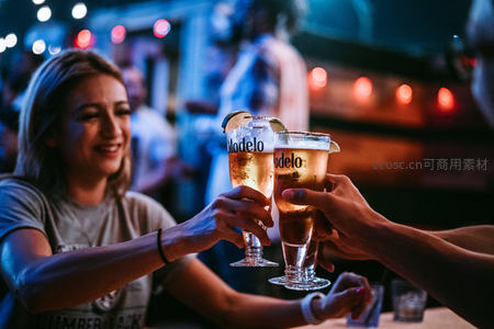 夜店中友人举杯碰杯庆祝，Modelo啤酒杯映蓝光，笑容洋溢欢乐氛围