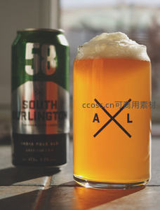 58号南伯灵顿IPA易拉罐与印有AXL标志的精酿啤酒杯并置特写
