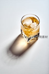 纯白背景下威士忌加冰特写：晶莹冰块与琥珀酒液的光影交响