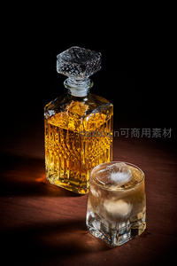 晶莹雕花威士忌酒瓶与冰块玻璃杯静物特写