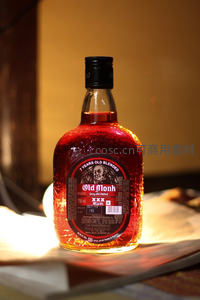 Old Monk七年陈酿朗姆酒瓶暖光特写