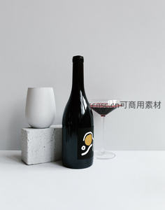 极简主义红酒静物：黑瓶、水泥块与白陶杯的现代美学构图