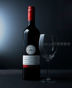 暗调光影下的精品红酒特写：99号Baco Noir与空高脚杯的优雅对位