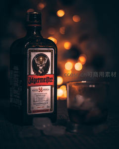 杰格梅斯特利口酒特写，暖光背景营造温馨品饮氛围