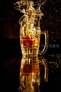 金黄啤酒激溅瞬间，晶莹水花飞舞于暗夜背景中