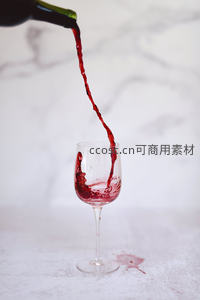 纯白大理石背景下红酒注入高脚杯，飞溅液柱清晰锐利，极简主义风格