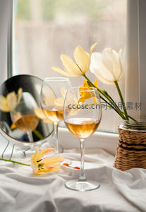 窗边静物：白葡萄酒杯与郁金香花束的柔光写意