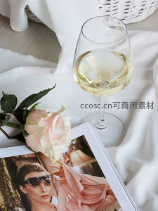 白葡萄酒配粉玫瑰与时尚杂志，柔光床榻上的优雅下午茶场景