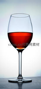 单支红酒高脚杯静物，渐变灰蓝背景衬托酒液通透光泽