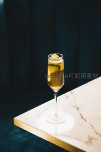 大理石台面高脚杯中的气泡鸡尾酒，点缀青柠片，优雅现代风