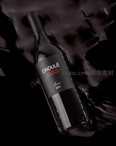 Ondulé 2014纳帕谷赤霞珠红酒特写，深色液体与抽象墨染背景交融