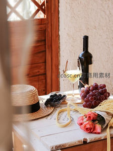 田园风白桌静物：白葡萄酒、葡萄、黑莓与草帽交织的夏日午后