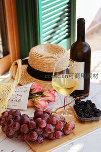 窗边午后小酌：白葡萄酒配紫葡萄、黑莓与草帽