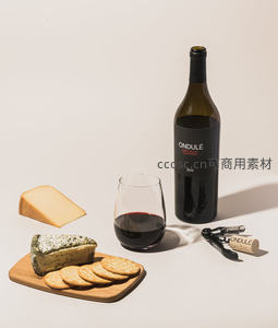 极简风红酒静物：ONDULÉ赤霞珠配奶酪饼干与开瓶器