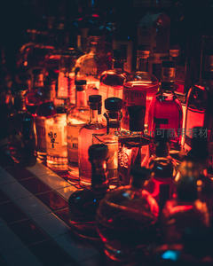 霓虹光影下的酒柜：琳琅满目的烈酒瓶在暗调中熠熠生辉