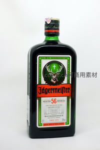 杰格米斯特草本利口酒瓶特写，绿色标签与雄鹿标志清晰可见