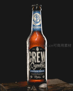 Crew Republic醉水手精酿啤酒瓶特写，黑蓝标签配锚纹设计