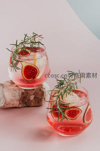 双杯粉红无酒精气泡饮摆拍：无花果切片与迷迭香点缀，柔光粉背景清新雅致