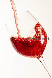 晶莹剔透红酒倾泻入杯，气泡翻涌瞬间定格