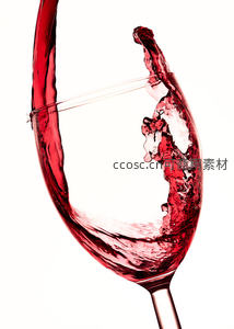 动感红葡萄酒泼溅于高脚杯边缘，形成弧形水幕