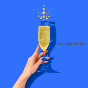 蓝背景手持香槟杯，金色气泡升腾闪耀如星