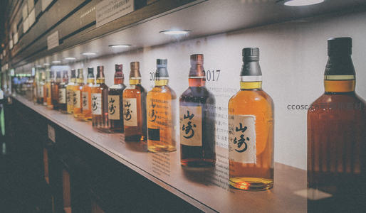 山崎威士忌年份系列陈列展柜，日式标签与琥珀酒液交相辉映