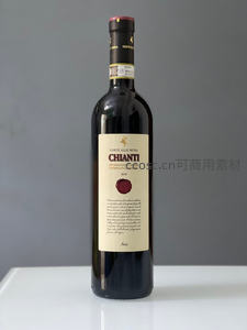 意大利基安蒂红葡萄酒特写，2019年份经典酒标设计