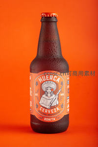 橙色背景下的Huerca啤酒瓶特写，水珠凝结，标签复古精致