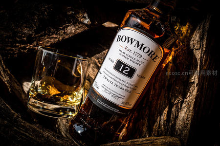 Bowmore 12年单一麦芽威士忌静物摄影，木质背景衬托醇厚酒液