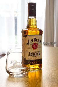 杰克丹尼波本威士忌与雕花酒杯并置窗边，柔光洒落木质桌面