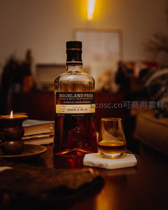 Highland Park威士忌静置桌案，烛光映照酒液与品鉴杯的优雅构图