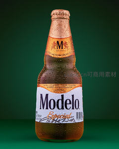 冷凝水珠覆盖的Modelo Especial啤酒瓶，绿色背景凸显清爽质感