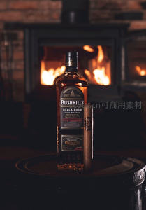 壁炉前Bushmills黑 Bush威士忌与雪茄静物