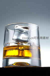 尊尼获加威士忌加冰块特写玻璃杯